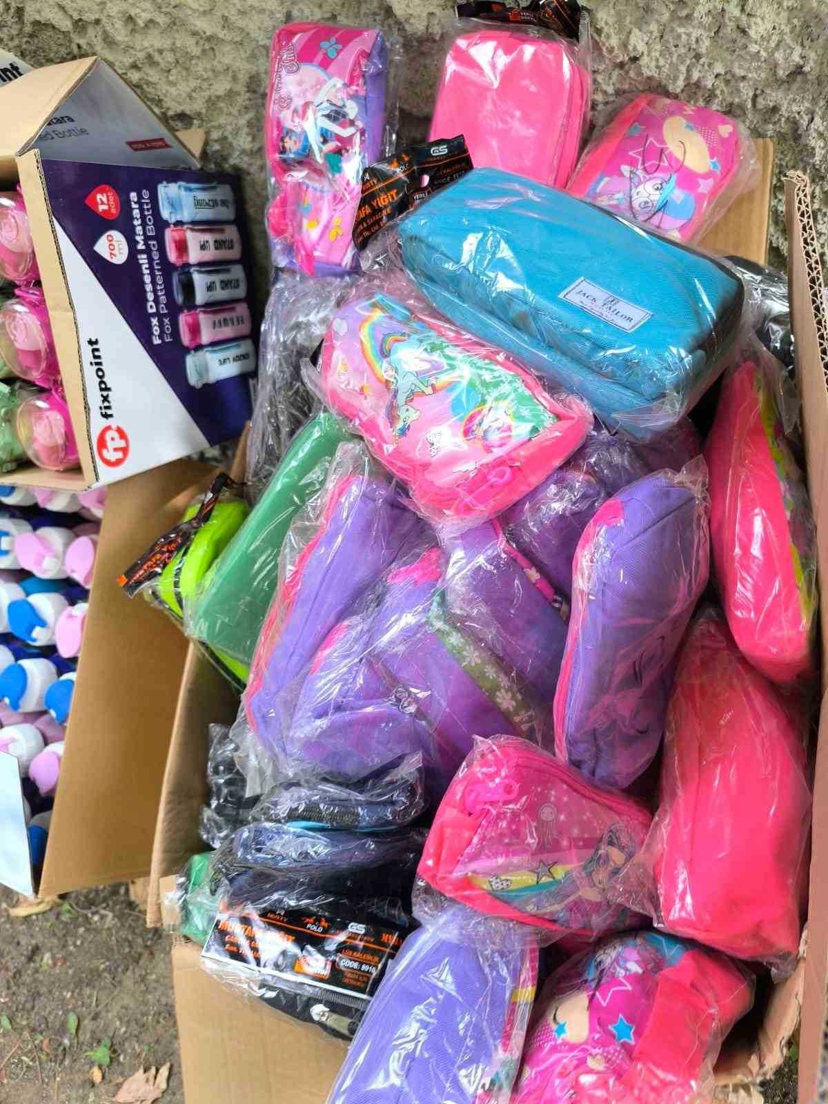 Hayırseverler bin 350 &ouml;ğrenciye okul eşyaları hediye etti
