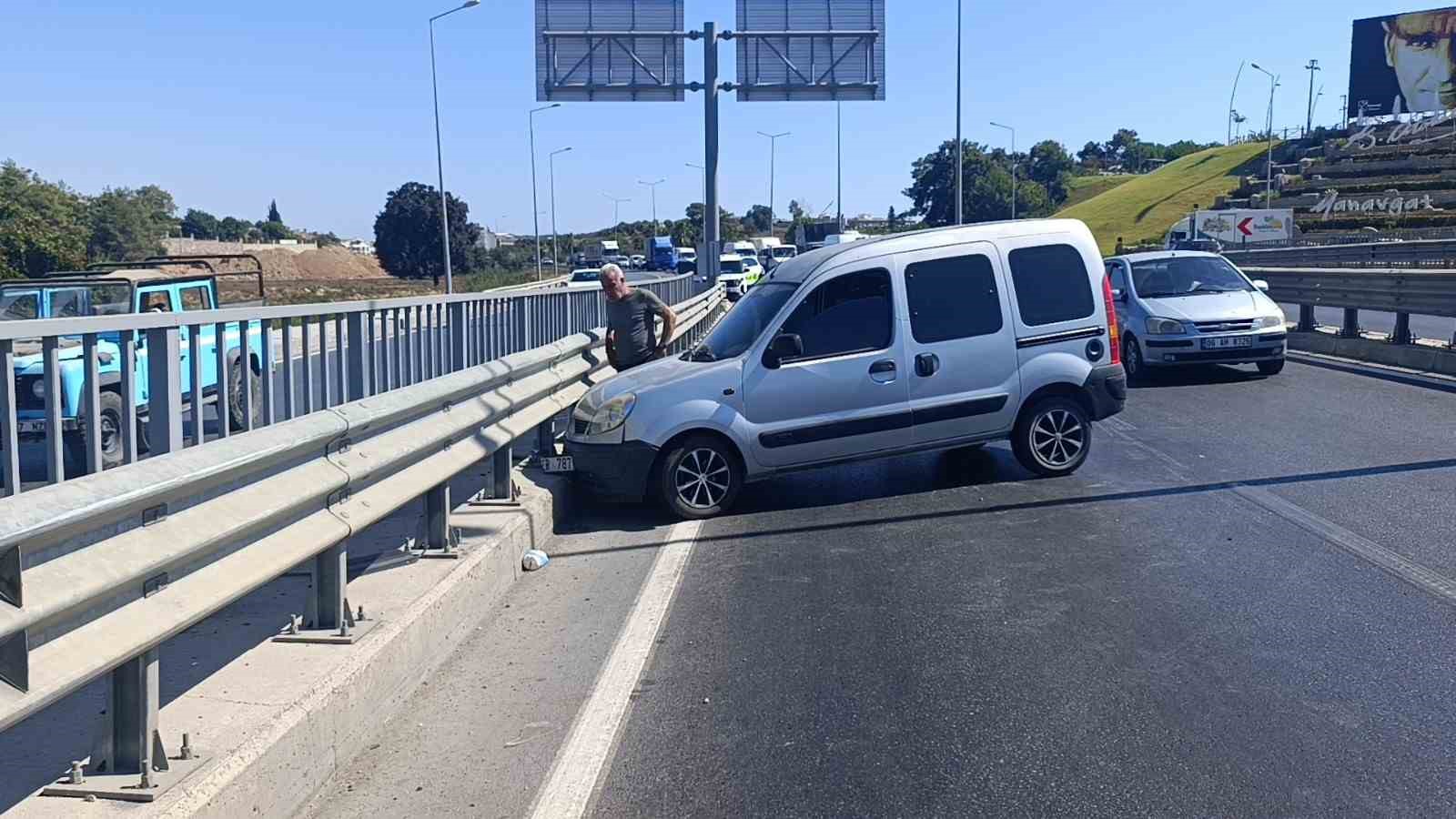 Bariyerlere &ccedil;arpıp kaza yapan s&uuml;r&uuml;c&uuml; kazayı burnu kanamadan atlattı
