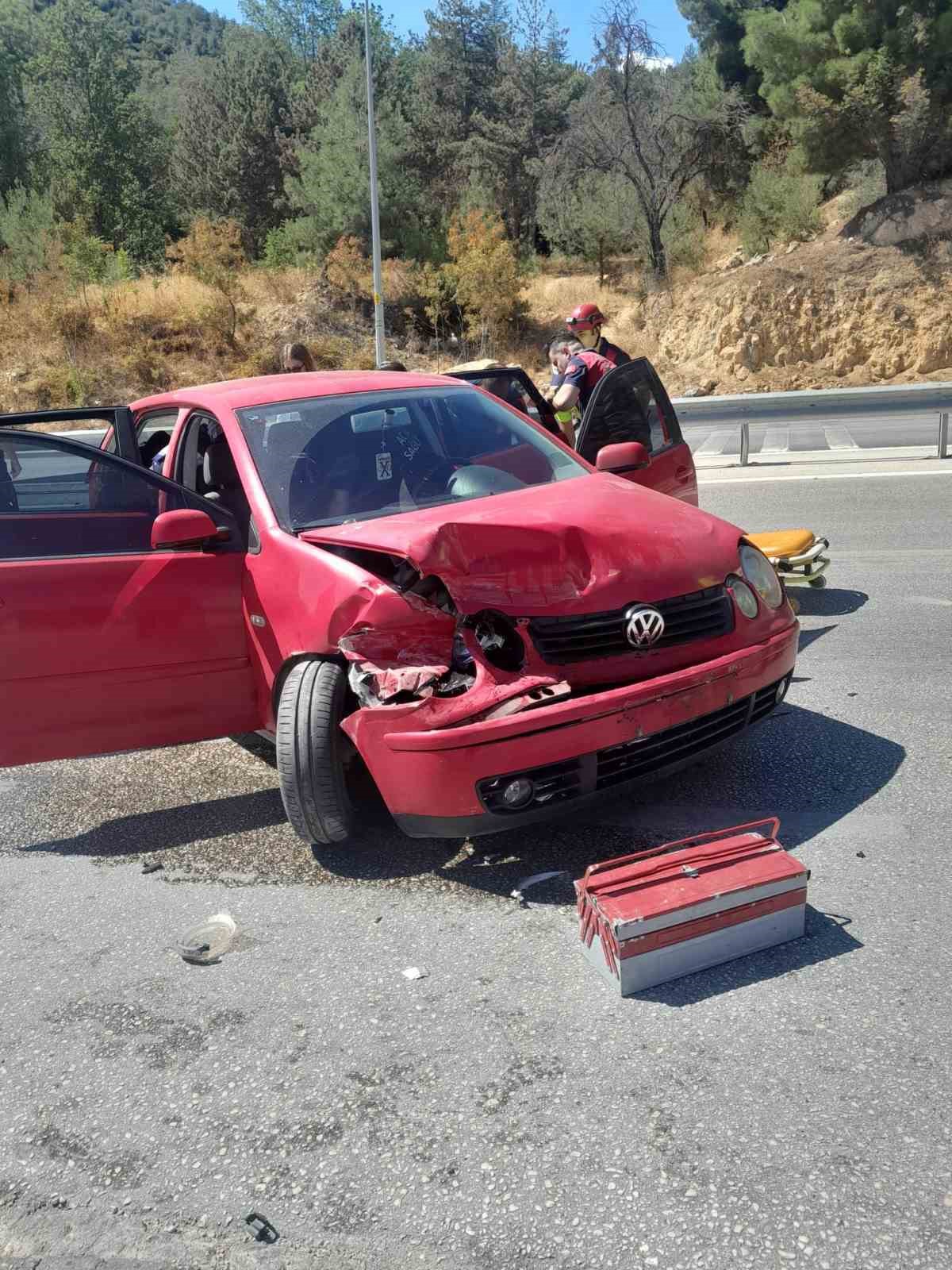 Kontrolden çıkan otomobil bariyerlere çarparken, 1 kişi yaralandı