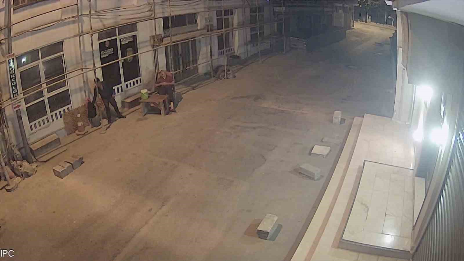 O anlar kamerada: Uyuyan bek&ccedil;inin cep telefonunu &ccedil;aldı
