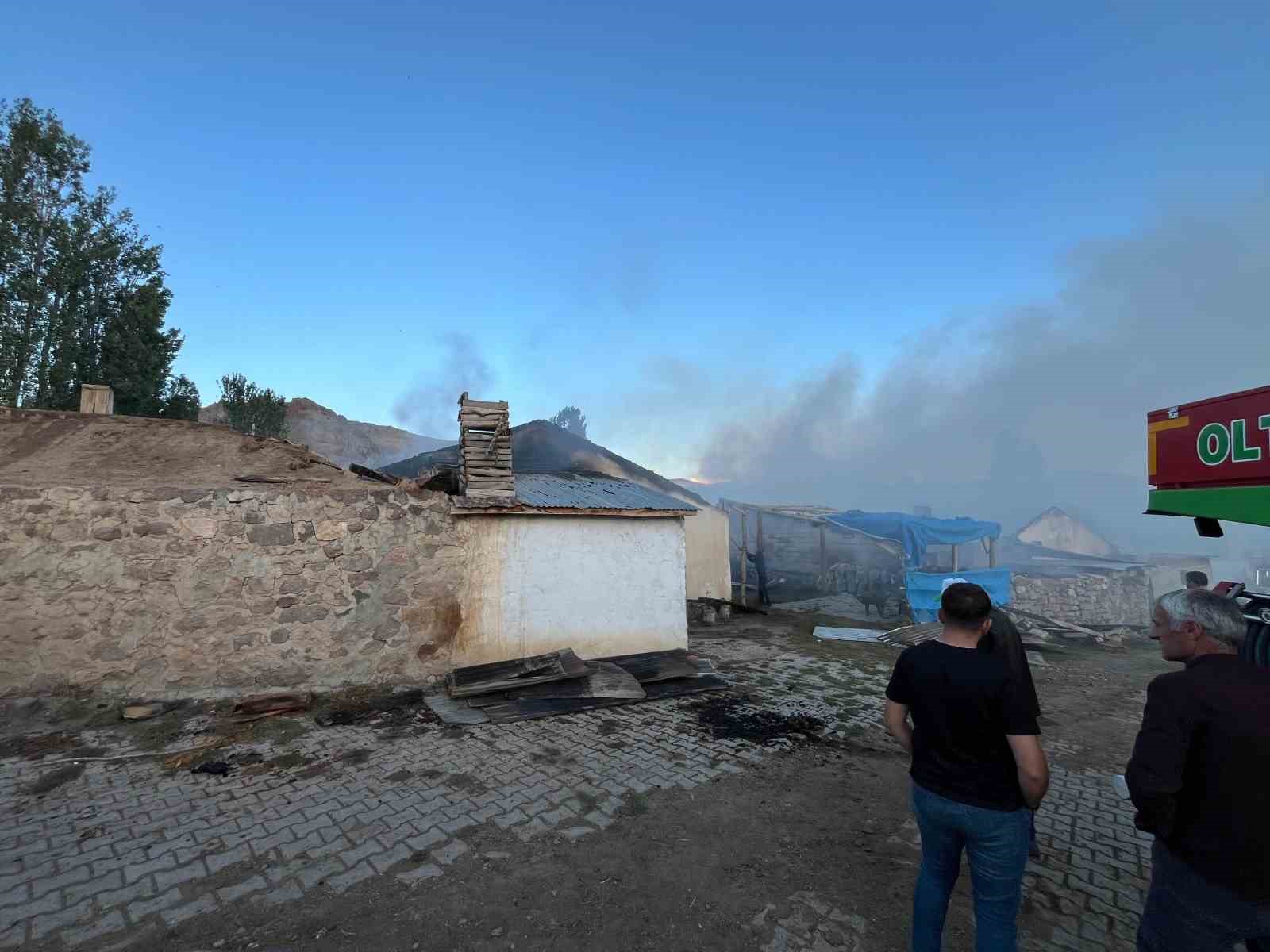 Narman’da korkutan yangın: 3 evin çatısı kül oldu