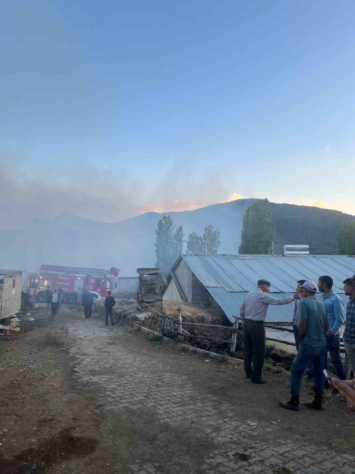 Narman&rsquo;da korkutan yangın: 3 evin &ccedil;atısı k&uuml;l oldu

