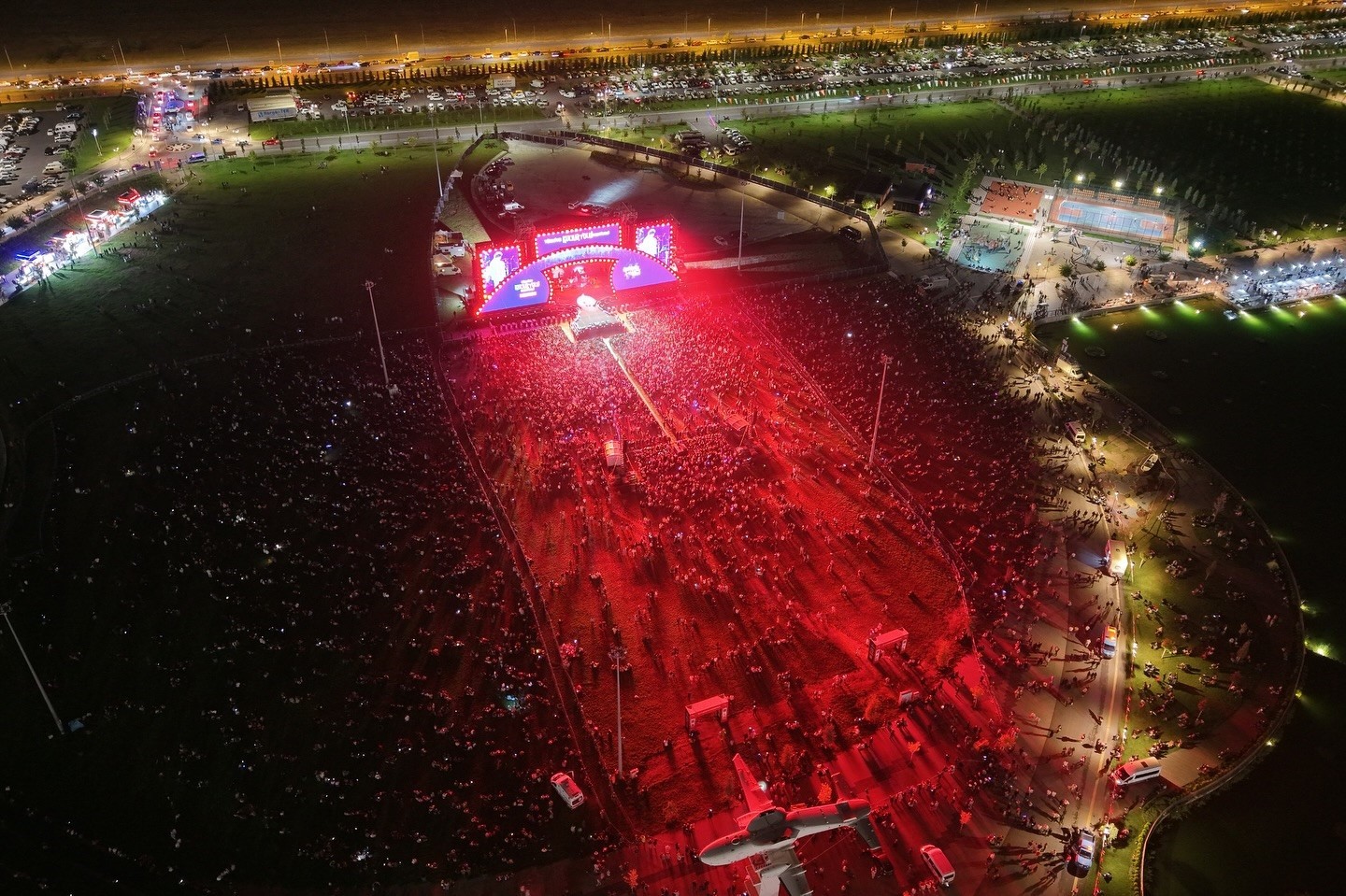 Başkan B&uuml;y&uuml;kkılı&ccedil;, Ahmet Şafak konserinde Kayserililerin coşkusuna ortak oldu
