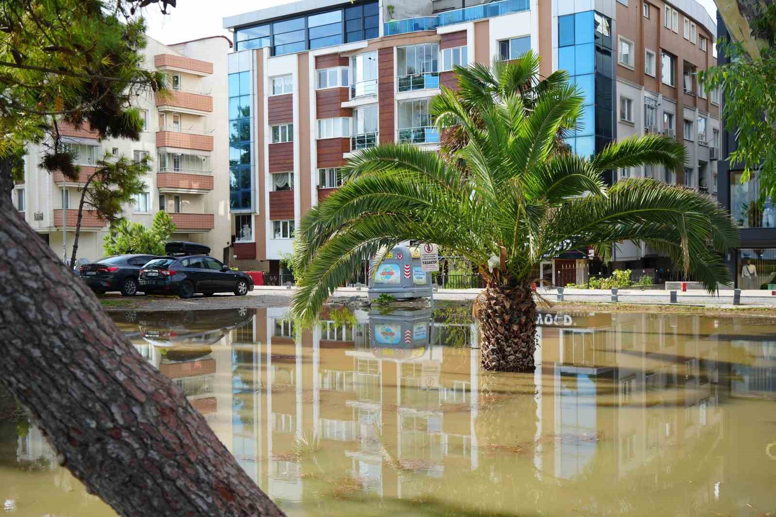 Atakum&rsquo;da metrekareye 125 kilo yağış d&uuml;şt&uuml;, felaketin eşiğinden d&ouml;n&uuml;ld&uuml;
