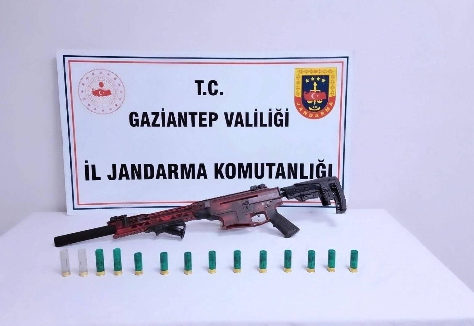 Gaziantep&rsquo;te 20 adet ka&ccedil;ak silah ele ge&ccedil;irildi
