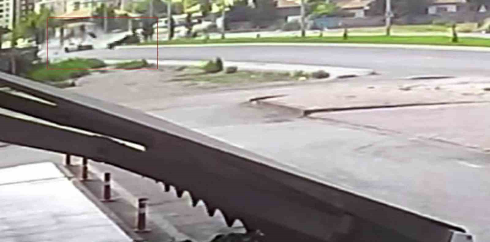 Kayseri&rsquo;de 3 kişinin hayatını kaybettiği kaza g&uuml;venlik kamerasına yansıdı
