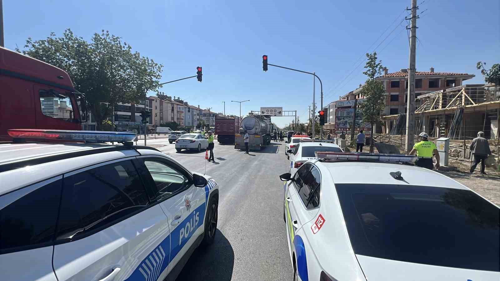 Engelli kız &ccedil;ocuğu ile annesine tır &ccedil;arptı: Tırın altında kalan anne olay yerinde hayatını kaybetti
