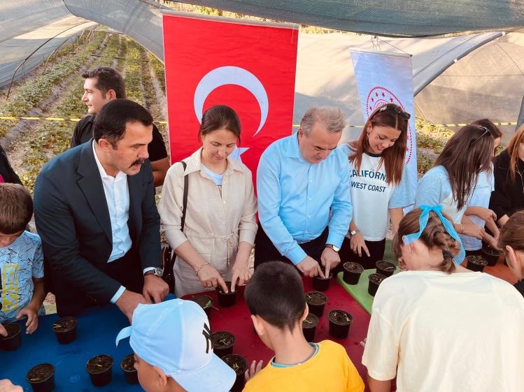 Boz&uuml;y&uuml;k Sevgi Evi &ouml;ğrencileri fide dikti
