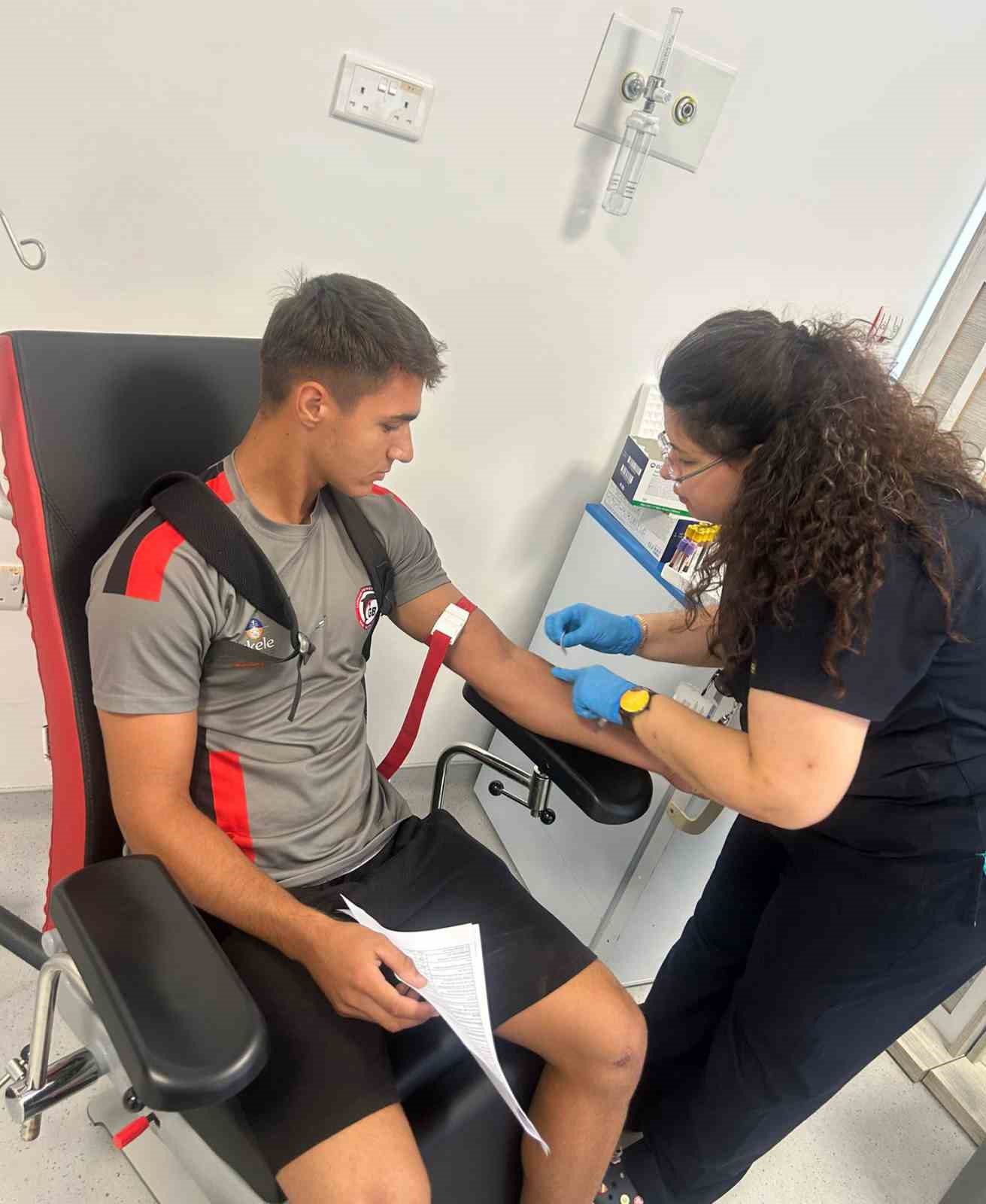 Kuzey Kıbrıs&rsquo;ta sezon &ouml;ncesinde futbolcular sağlık kontrol&uuml;nde
