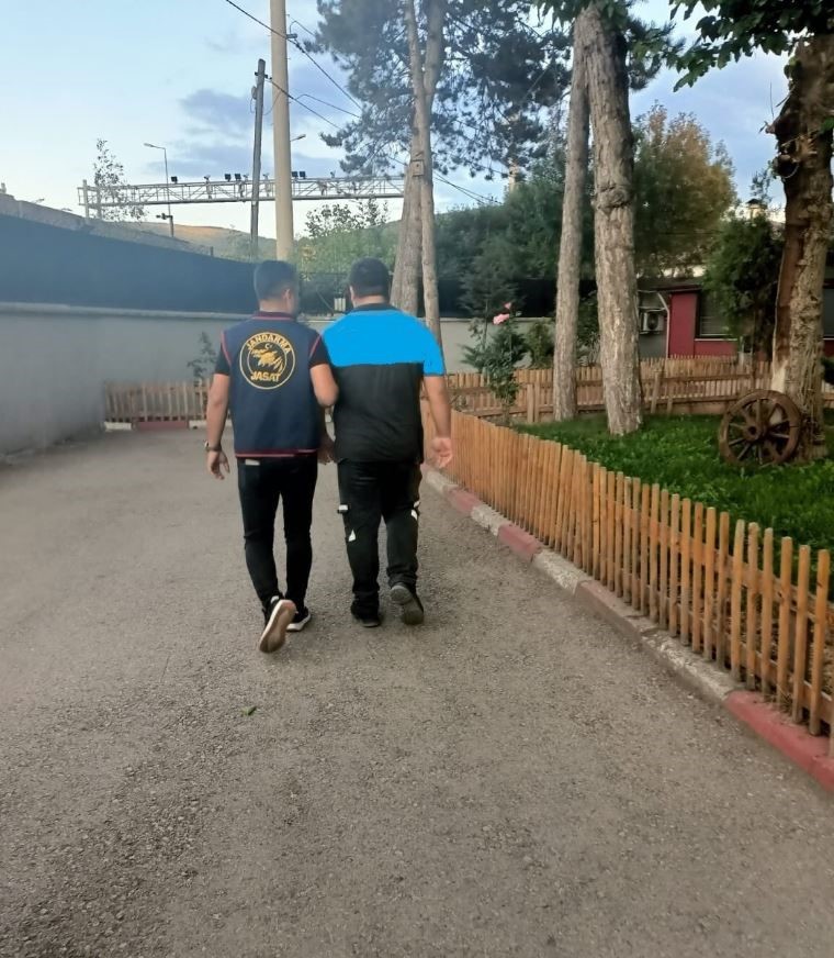 Bolu’da ’çocuğa cinsel istismar’ ve ’dolandırıcılıktan’ aranan 2 kişi yakalandı
