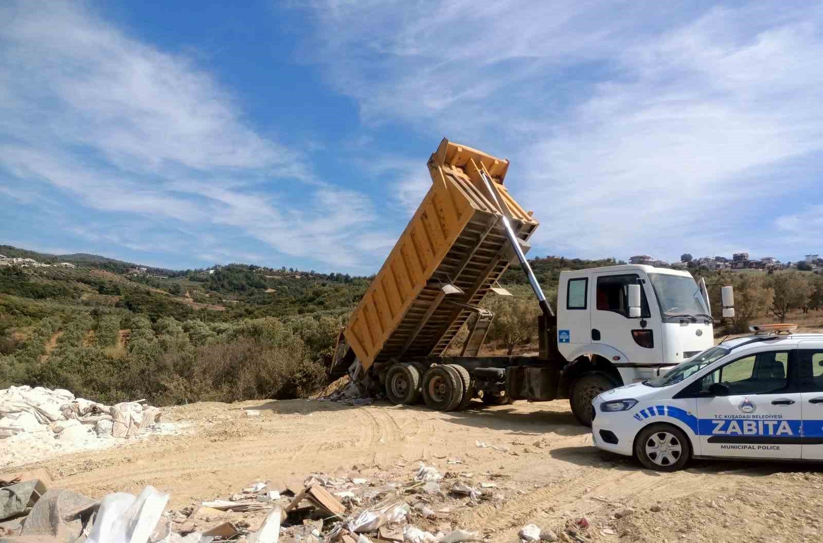 Kuşadası’nda kaçak moloz döken kamyon sürücüsü suçüstü yakalandı 