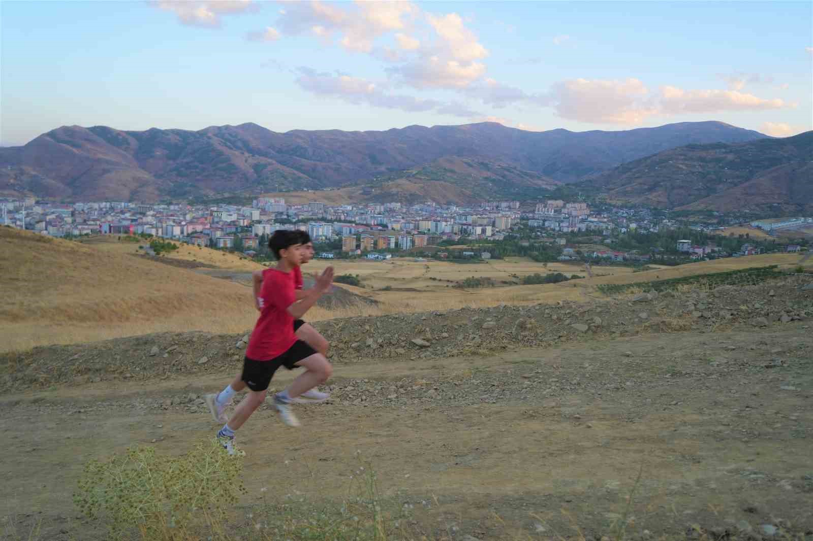 Muş’ta karate sporcuları dağ koşusuyla kondisyon artırıyor
