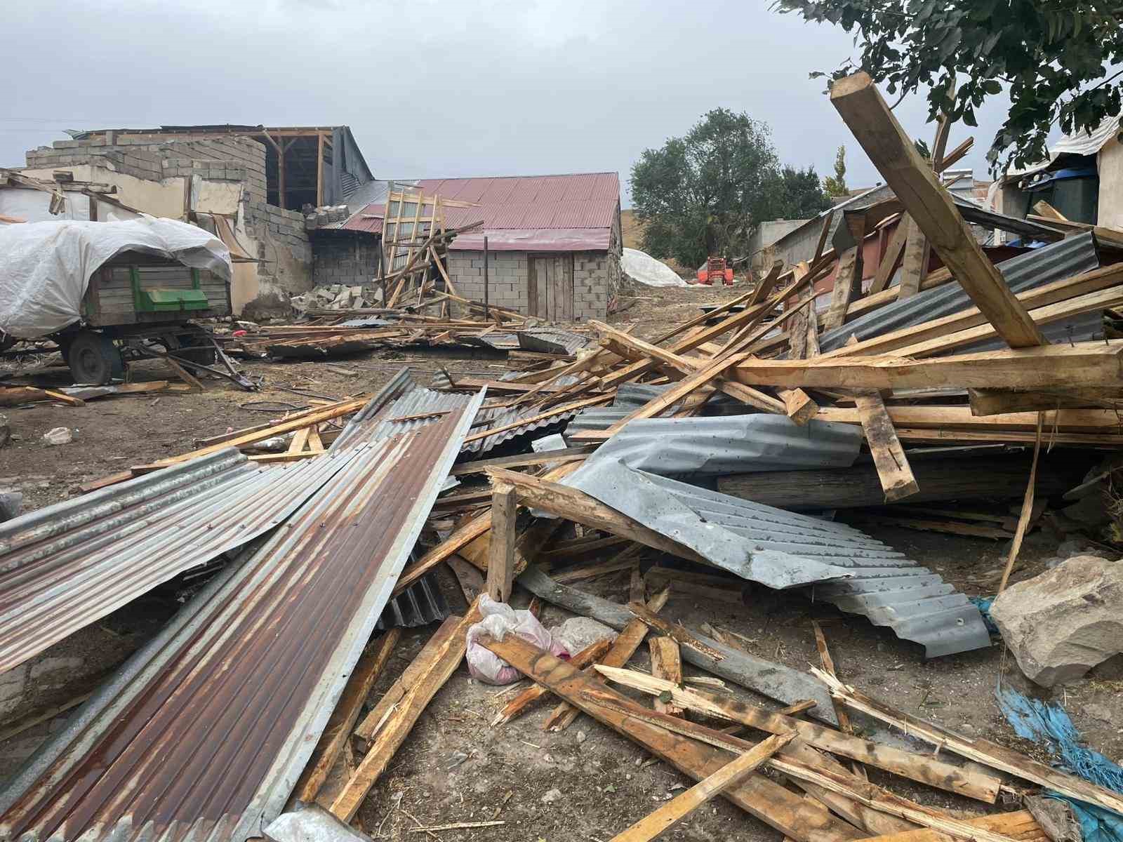 Ağrı’da fırtına çatıları uçurdu: 74 yapı zarar gördü