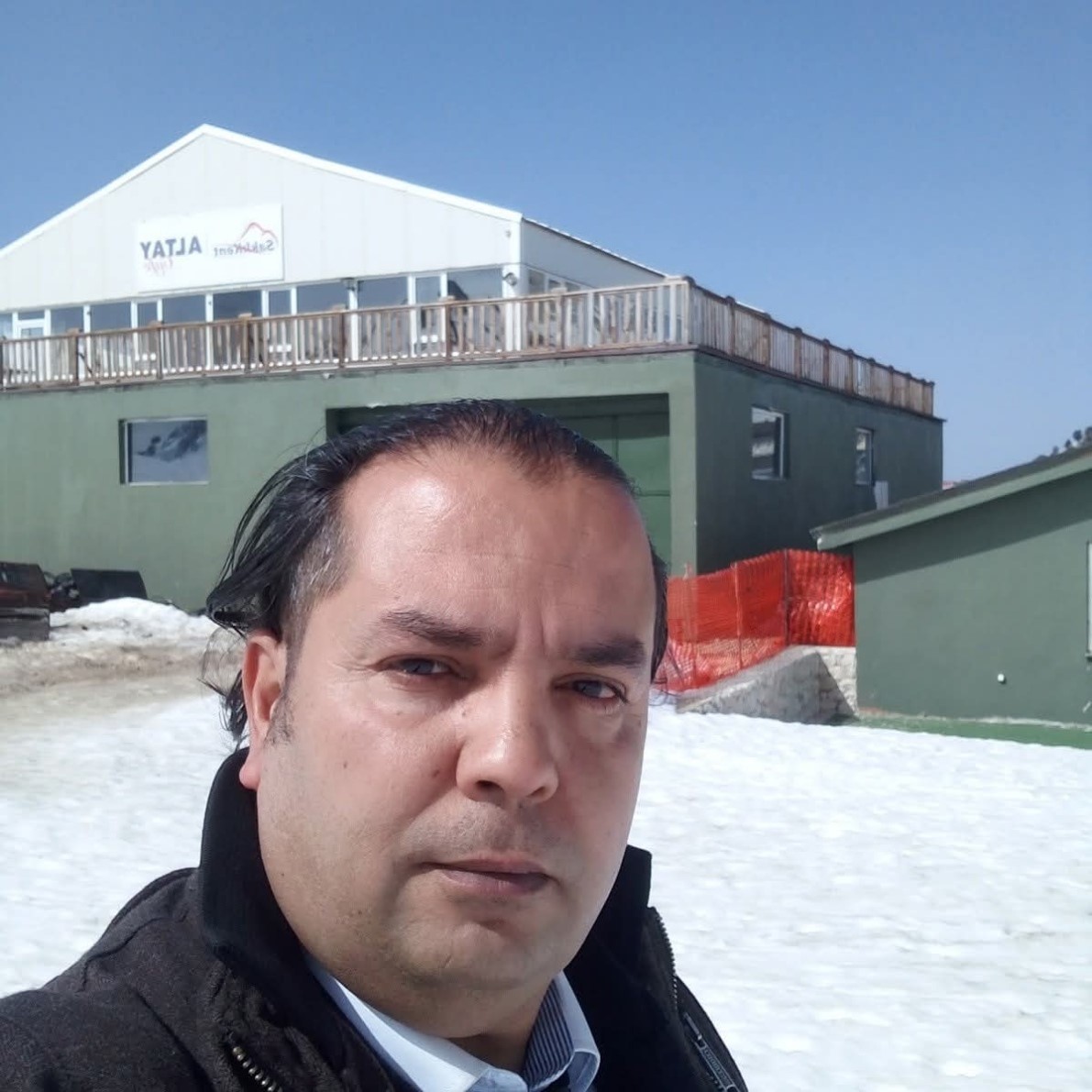 Antalya’da sürücüsü direksiyon başında rahatsızlanan elektrikli otobüs devrildi, sürücü hayatını kaybetti