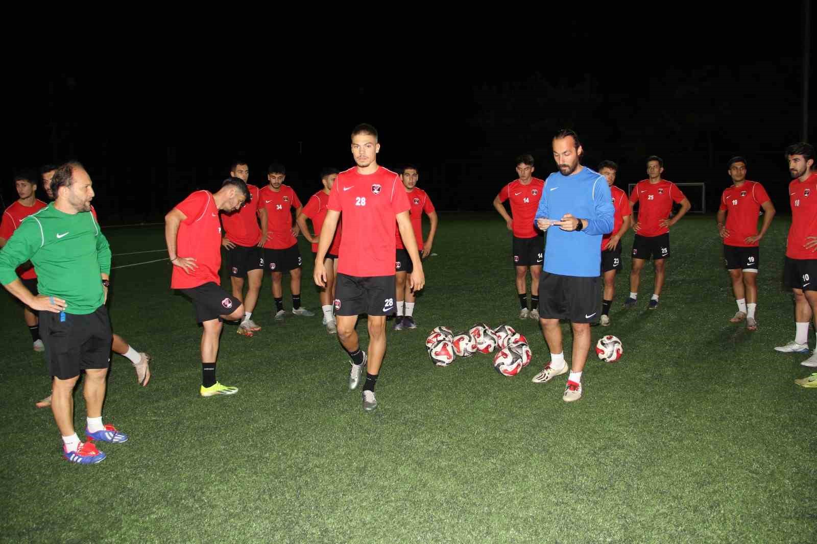 Denizli İdmanyurdu kritik Nazillispor ma&ccedil;ı hazırlıklarını s&uuml;rd&uuml;r&uuml;yor
