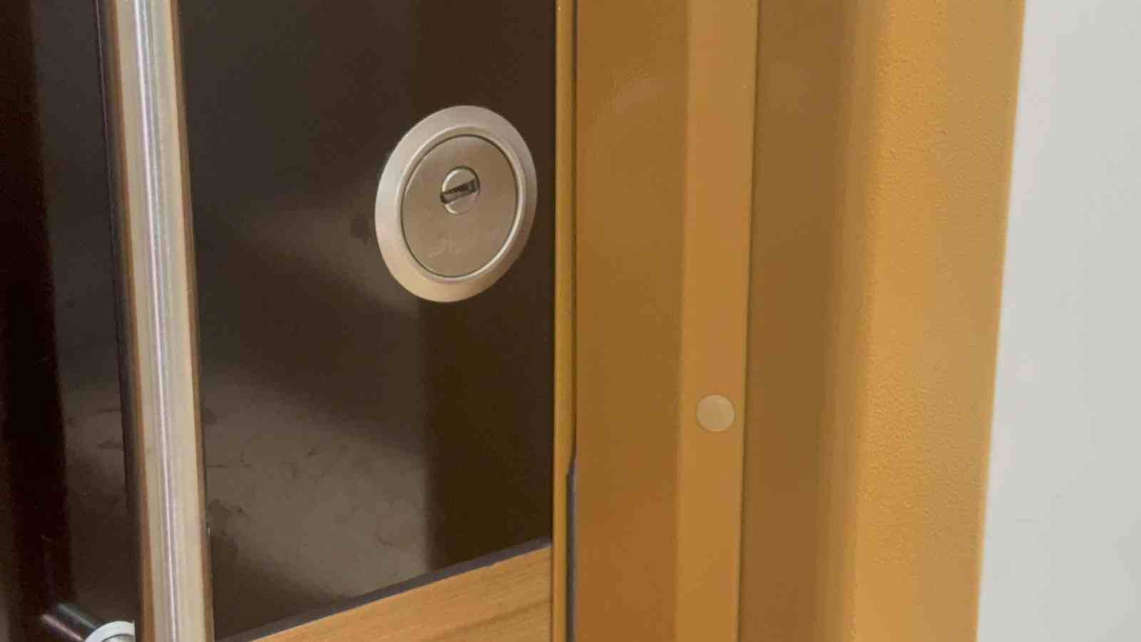 Terlik takasıyla hırsızlık: Eskiyi bıraktı, yeniyi g&ouml;t&uuml;rd&uuml;
