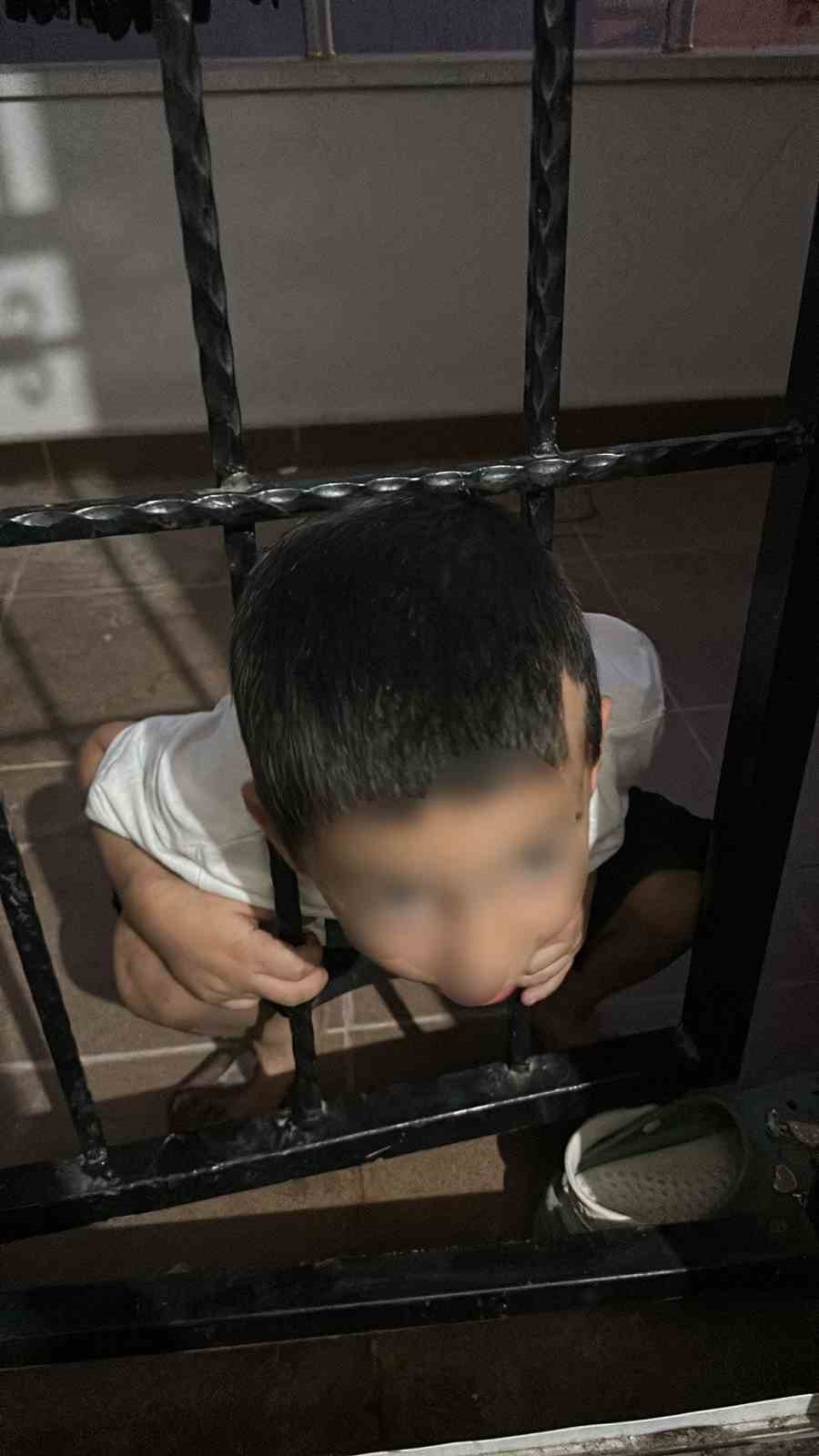 Batman’da balkona kafası sıkışan çocuk itfaiye tarafından kurtarıldı