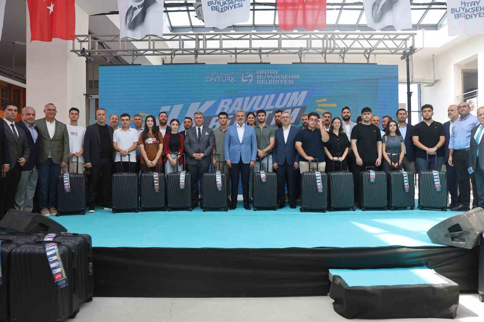 Depremzede öğrencilerin üniversite yolundaki ilk biletlerini ve bavullarını Hatay Büyükşehir Belediyesi hediye etti