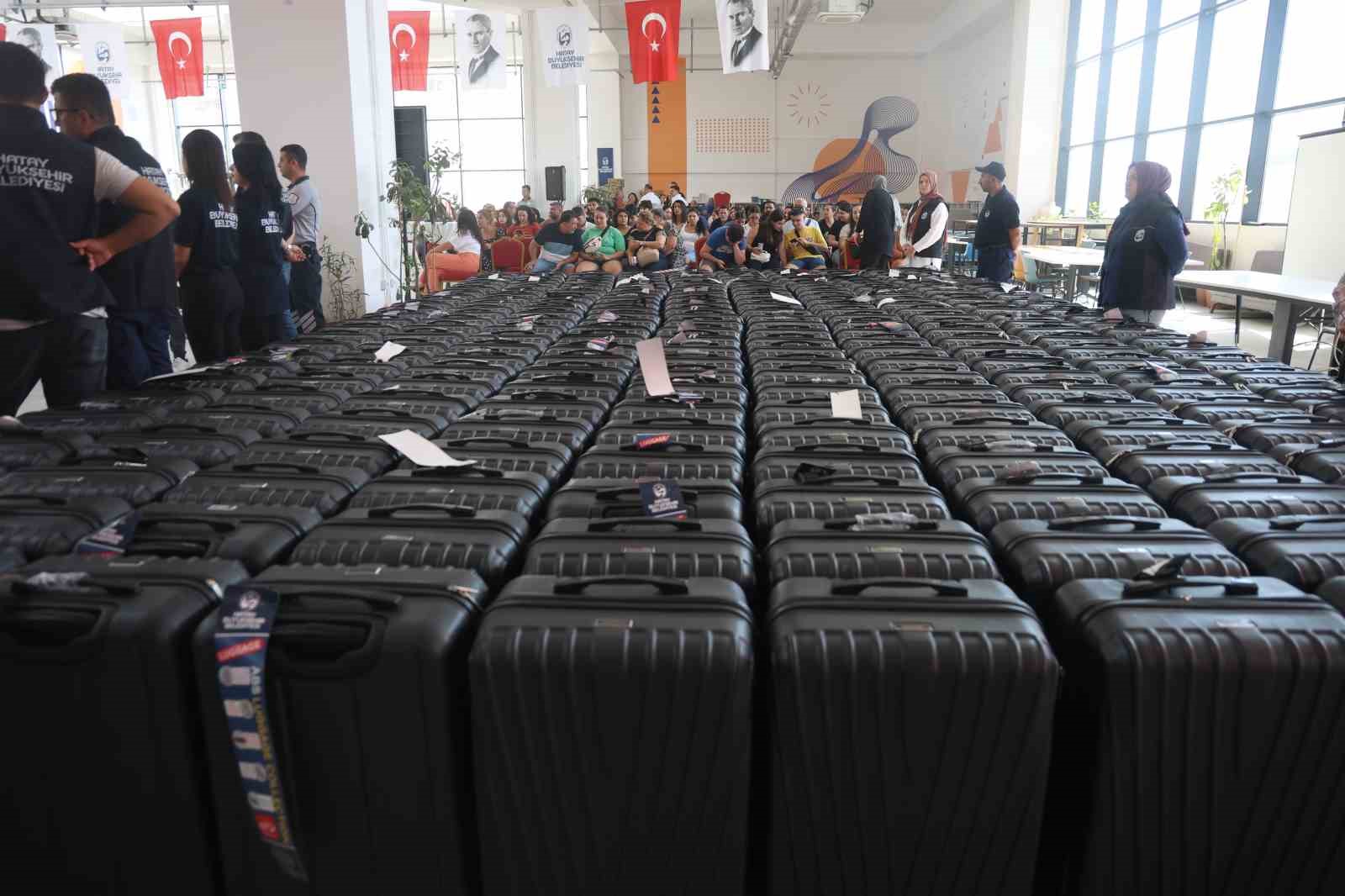 Depremzede &ouml;ğrencilerin &uuml;niversite yolundaki ilk biletlerini ve bavullarını Hatay B&uuml;y&uuml;kşehir Belediyesi hediye etti
