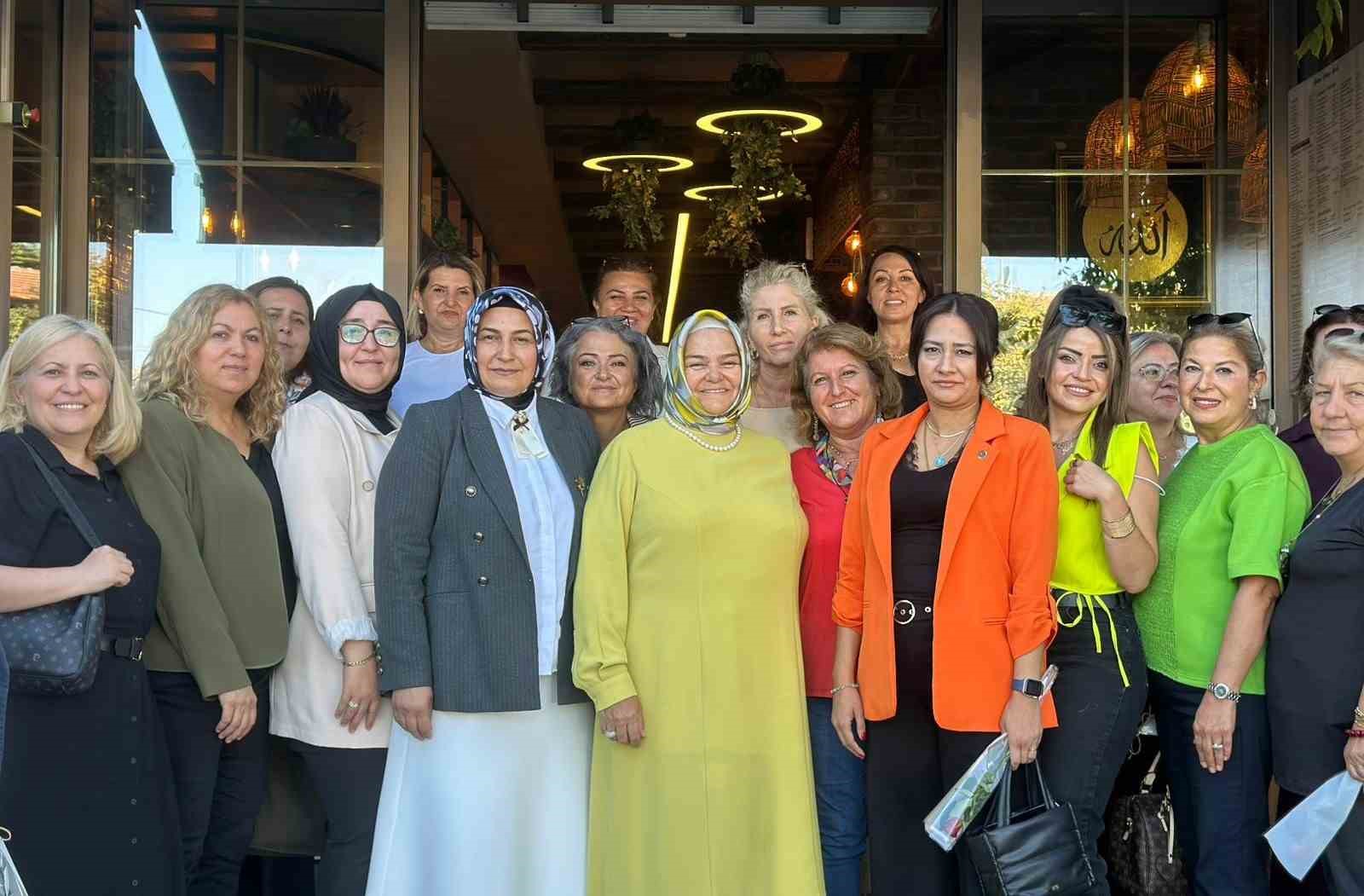 AK Parti Eskişehir İl Kadın Kolları’ndan kadın muhtarlarla buluşma programı