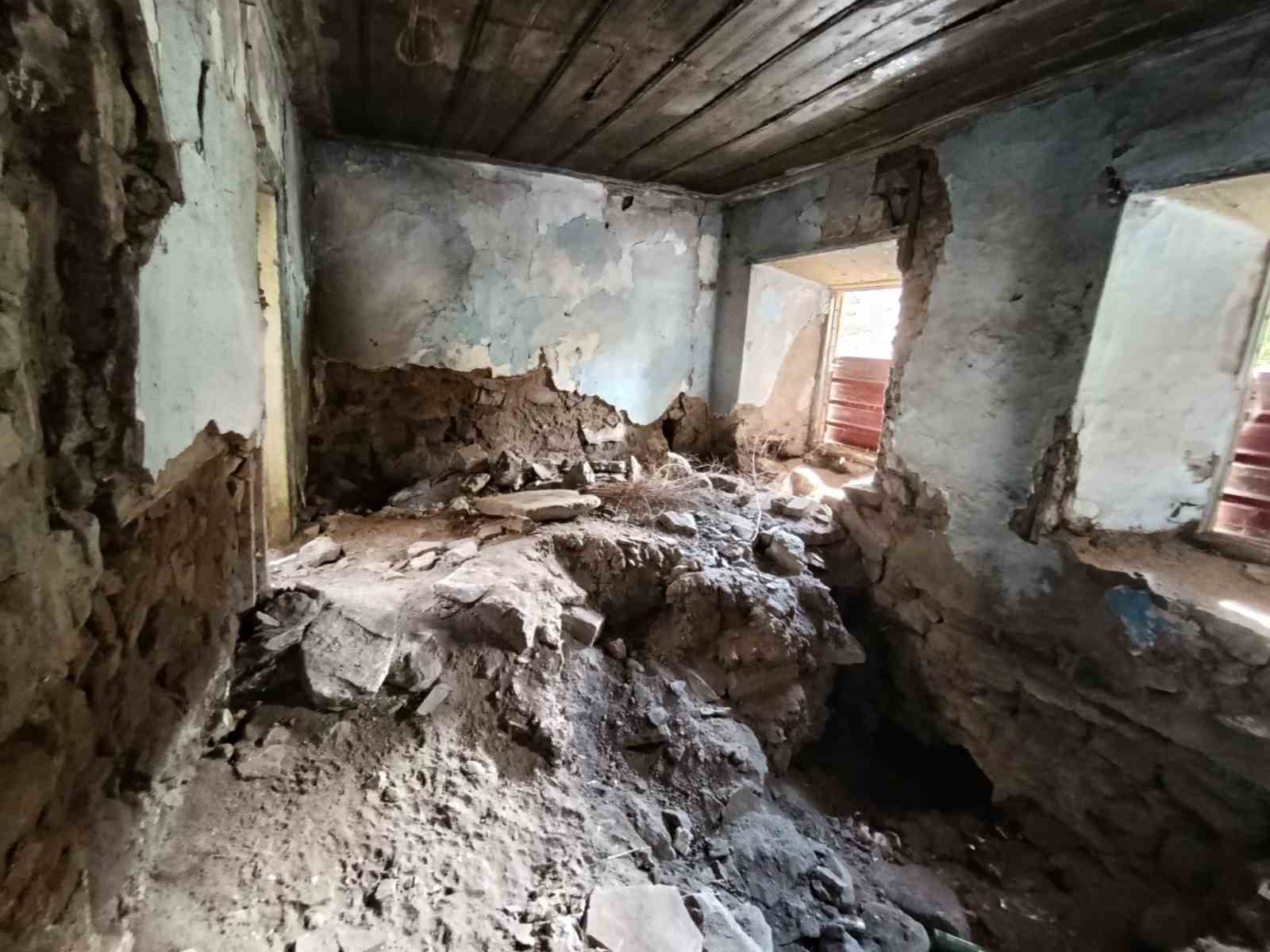 Kars&rsquo;ta Tevfik Paşa Konağı g&ouml;zler &ouml;n&uuml;nde yıkılıyor
