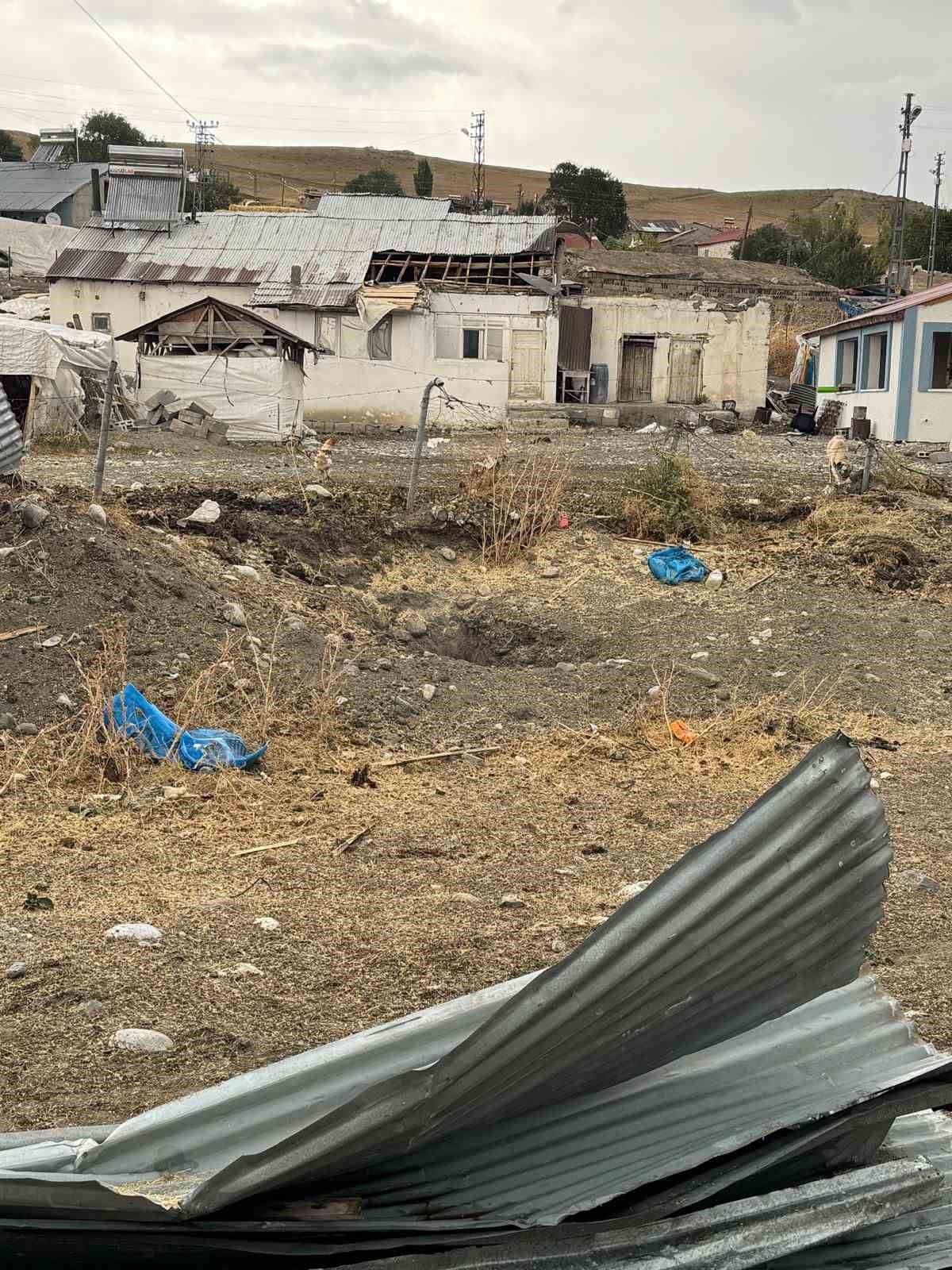 Ağrı&rsquo;da fırtına &ccedil;atıları u&ccedil;urdu, evler ve ahırlar zarar g&ouml;rd&uuml;
