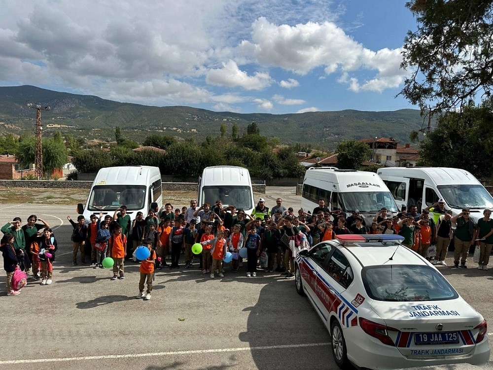 Jandarma ekipleri tarafından okul çevrelerinde sıkı denetim