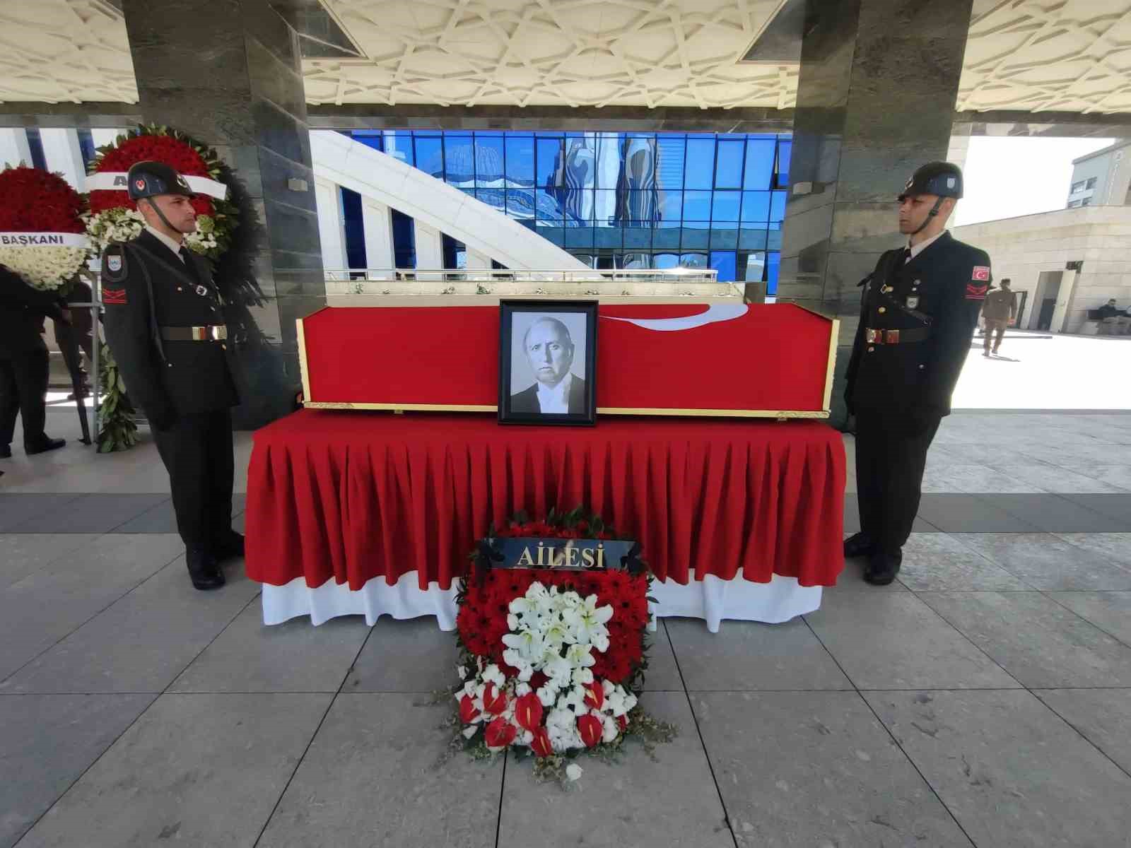 Eski TBMM Başkanı Karakaş son yolculuğuna uğurlandı