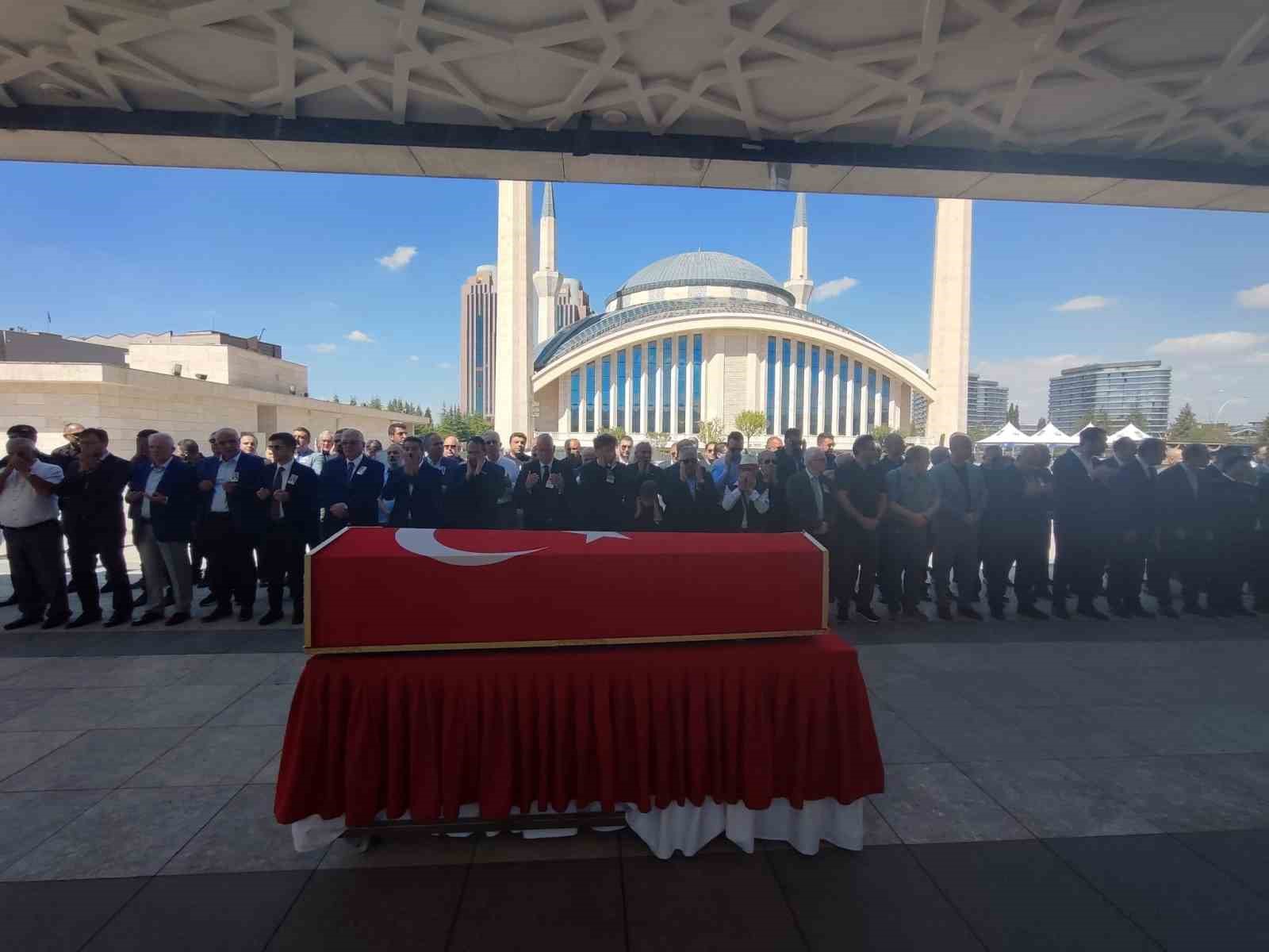 Eski TBMM Başkanı Karakaş son yolculuğuna uğurlandı
