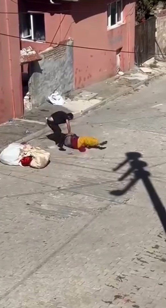 Herkesin g&ouml;z&uuml; &ouml;n&uuml;nde dayak yiyen kadından şaşırtan s&ouml;zler
