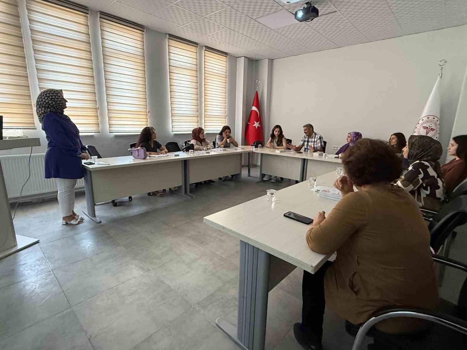 Siirt İl Sağlık M&uuml;d&uuml;rl&uuml;ğ&uuml;nden aile kurumunu g&uuml;&ccedil;lendirecek eğitim
