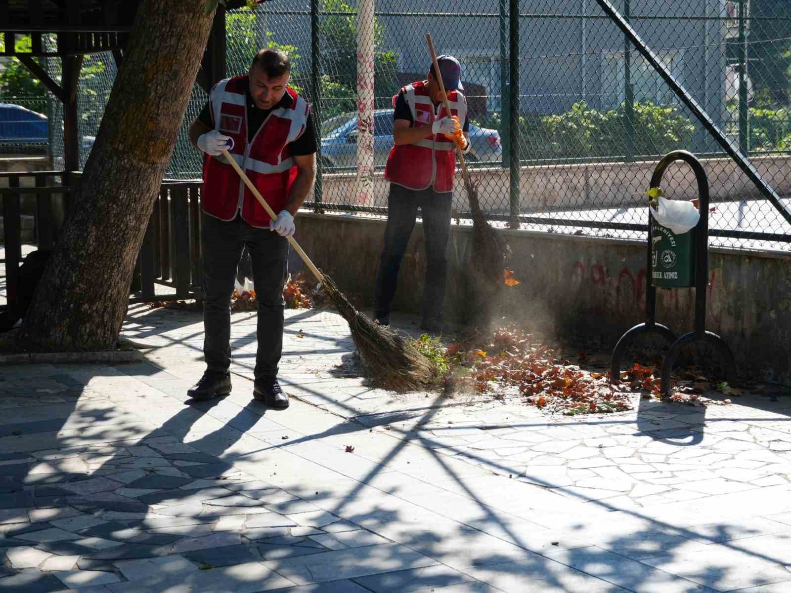 M&uuml;d&uuml;rler Aziziye &Ccedil;ocuk Parkı&rsquo;nı temizledi
