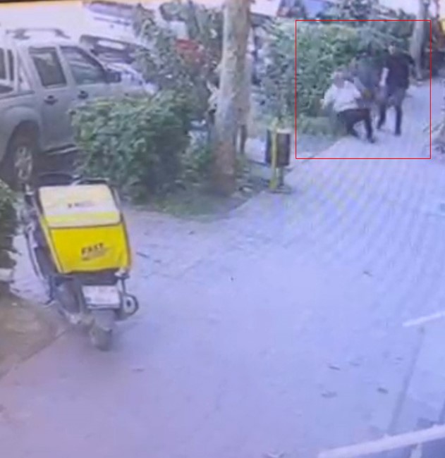 Ailesiyle yolda y&uuml;r&uuml;yen şahsı sokak ortasında bacaklarından vurdu
