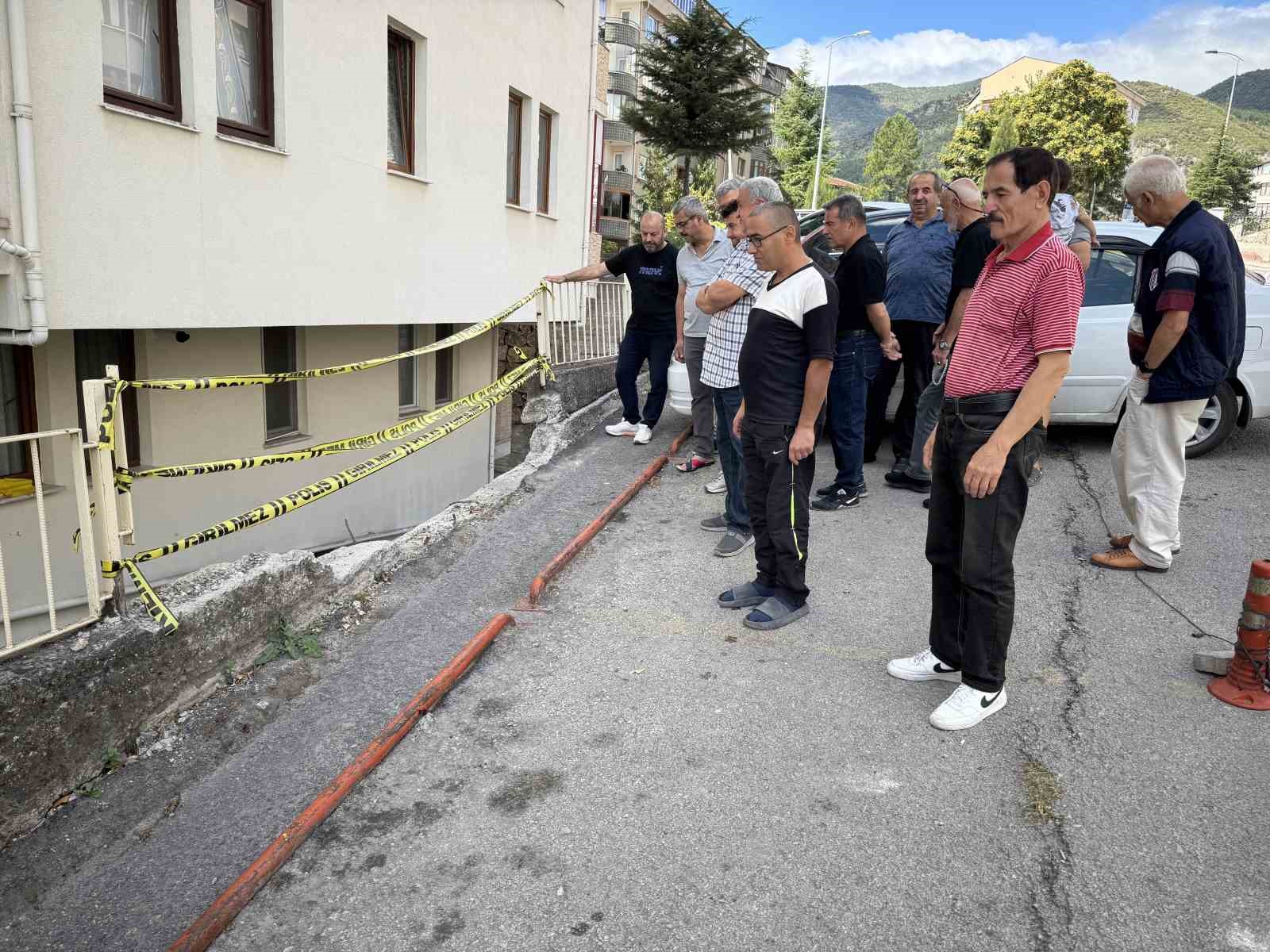 Karabük’te zarar gören istinat duvarı site sakinlerini tedirgin ediyor