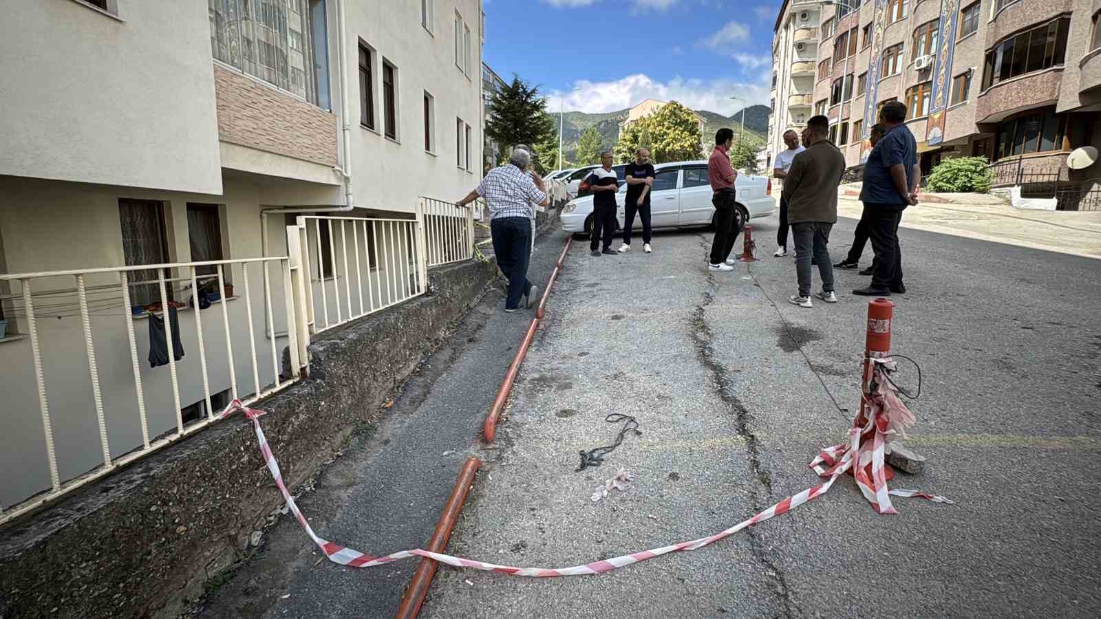 Karab&uuml;k&rsquo;te zarar g&ouml;ren istinat duvarı site sakinlerini tedirgin ediyor
