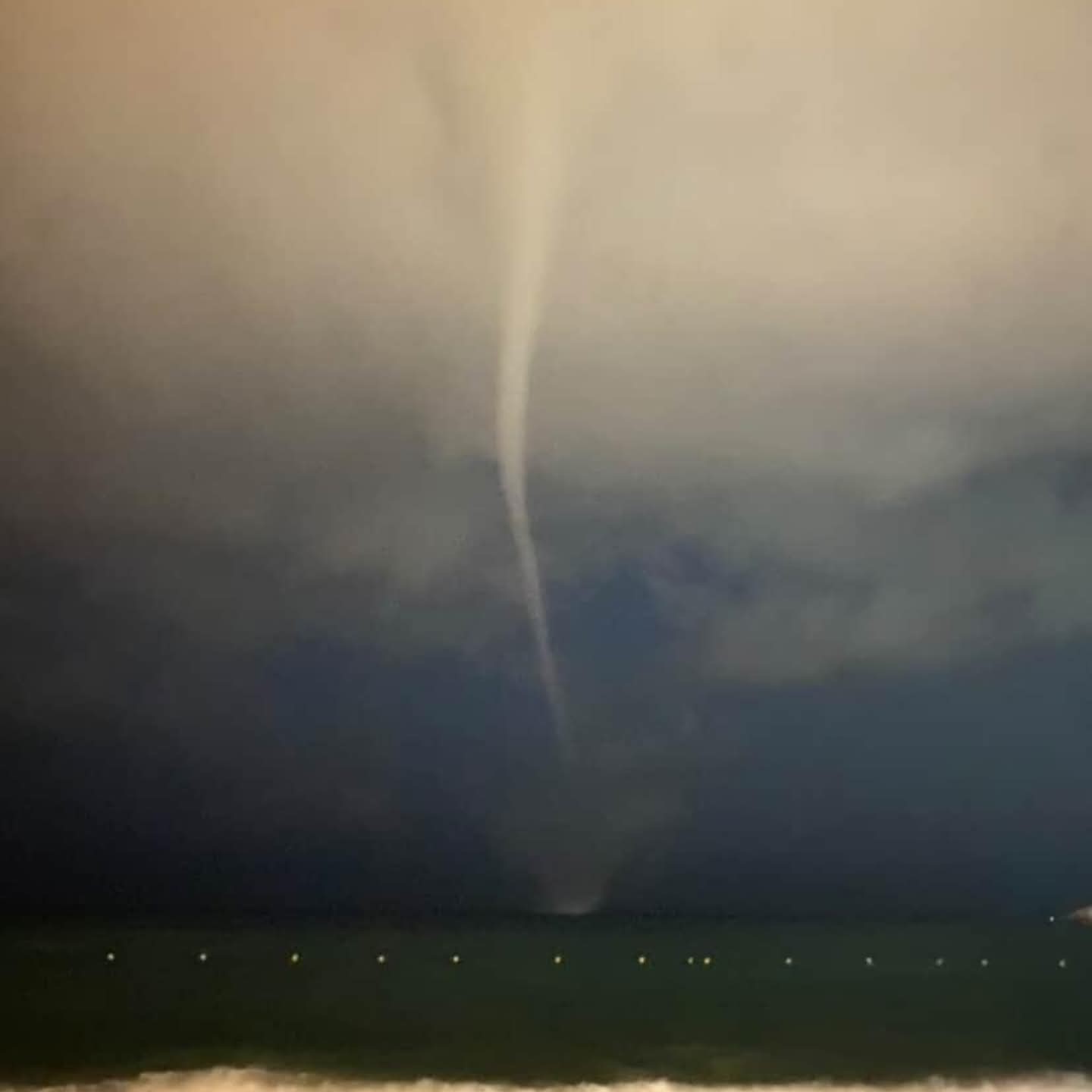 Filyos&rsquo;ta hortum &ccedil;ıktı, balık&ccedil;ı teknesi battı
