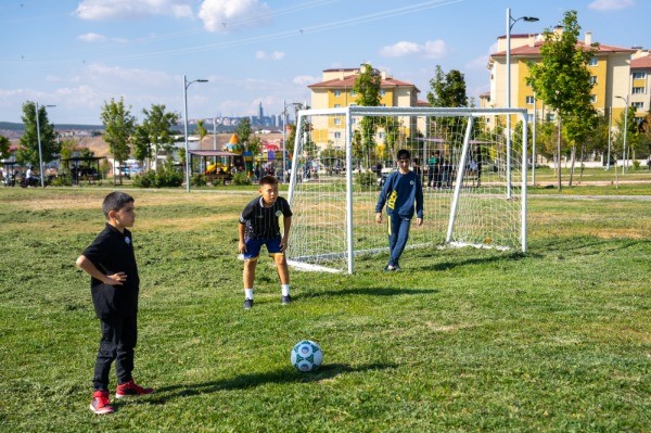 Gölbaşı Belediye Başkanı Odabaşı, çocukların isteği üzerine futbol oynamaları için parklara kale yerleştirdi