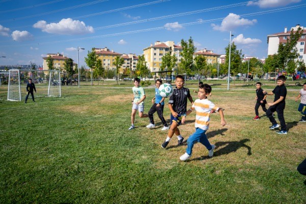 G&ouml;lbaşı Belediye Başkanı Odabaşı, &ccedil;ocukların isteği &uuml;zerine futbol oynamaları i&ccedil;in parklara kale yerleştirdi
