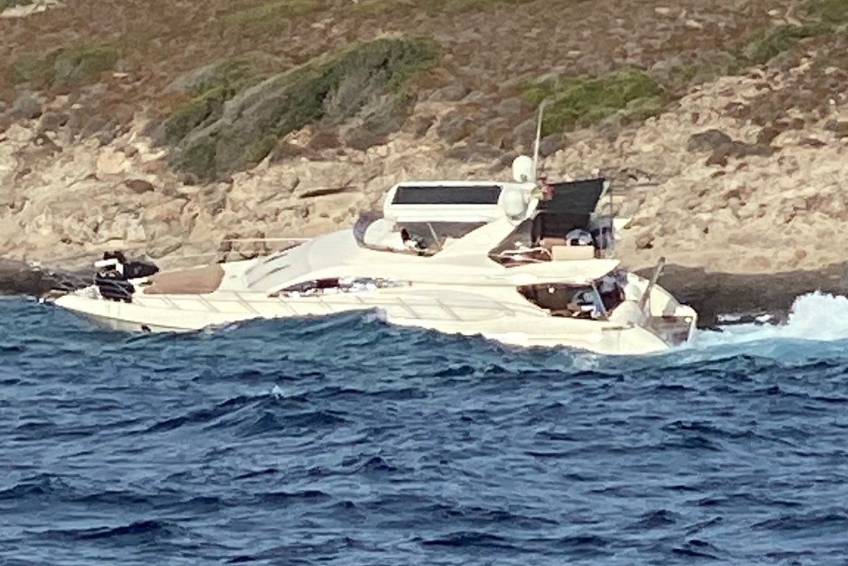 Bodrum’da motoryat, servis botuyla birlikte karaya vurdu