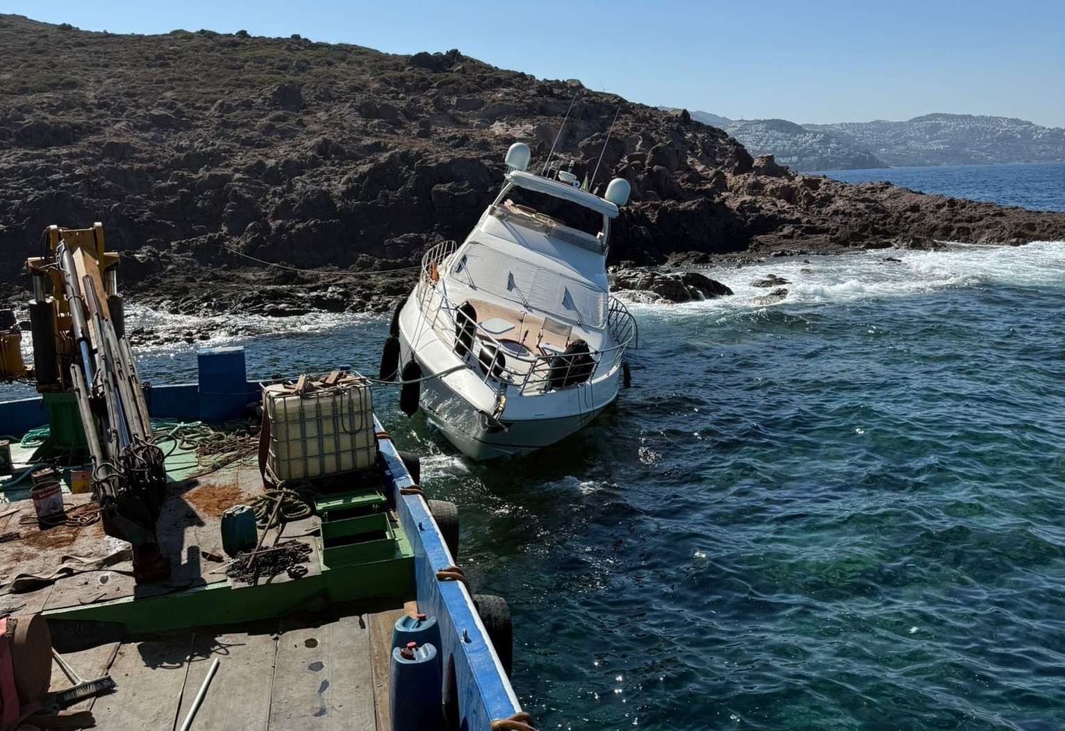 Bodrum&rsquo;da motoryat, servis botuyla birlikte karaya vurdu
