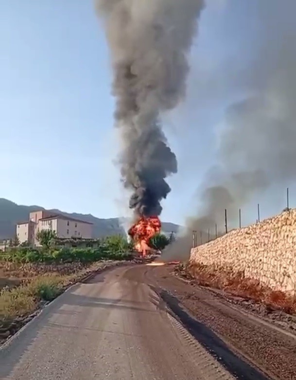 Şırnak’ta yol çalışmasında hasar gören petrol borusu alev aldı