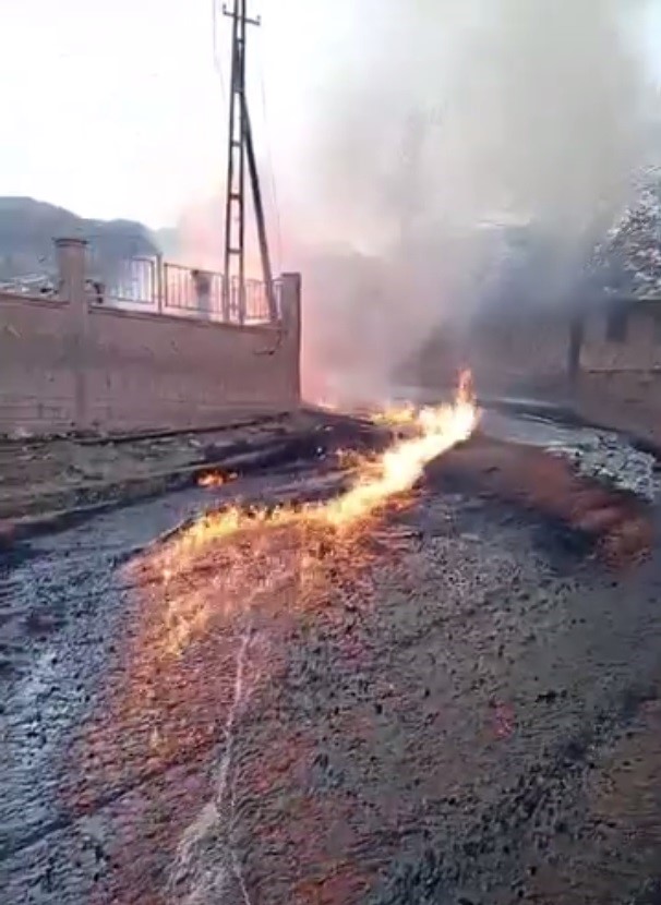 Şırnak&rsquo;ta yol &ccedil;alışmasında hasar g&ouml;ren petrol borusu alev aldı
