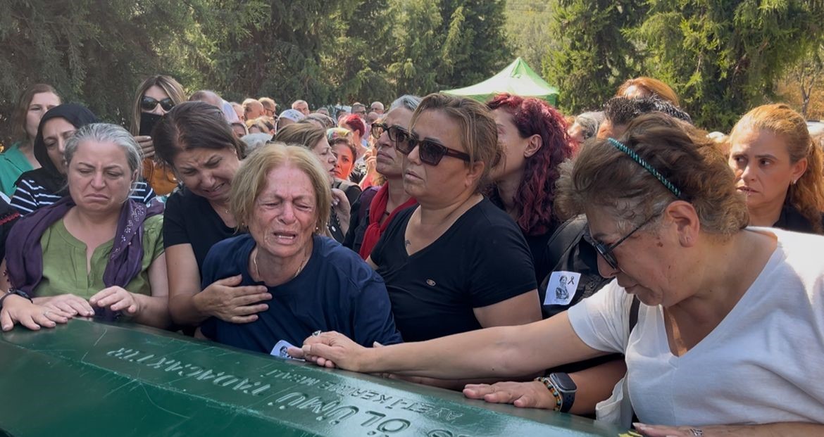 Ankara’da 5 yaşındaki kızının gözü önünde öldürülen Başak Gürkan Arslan toprağa verildi, tabutunu kadınlar taşıdı