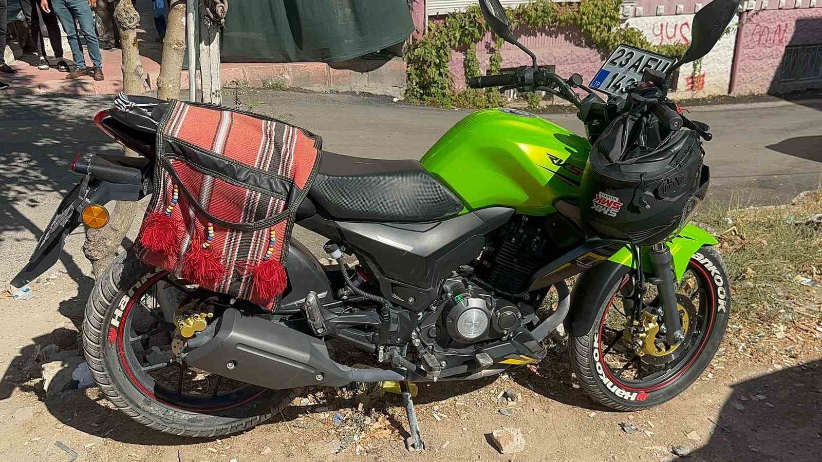 Elazığ&rsquo;da yayaya &ccedil;arpan motosiklet devrildi: 2 yaralı
