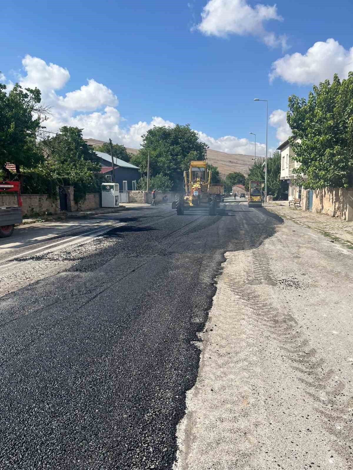 B&uuml;nyan&rsquo;da asfalt &ccedil;alışmaları s&uuml;r&uuml;yor
