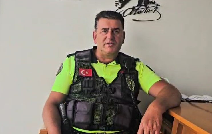 Karacabey Boğazı&rsquo;nda batan teknedeki 3 kişiyi k&uuml;reksiz kayıkla kurtaran kahraman trafik polisi o anları anlattı
