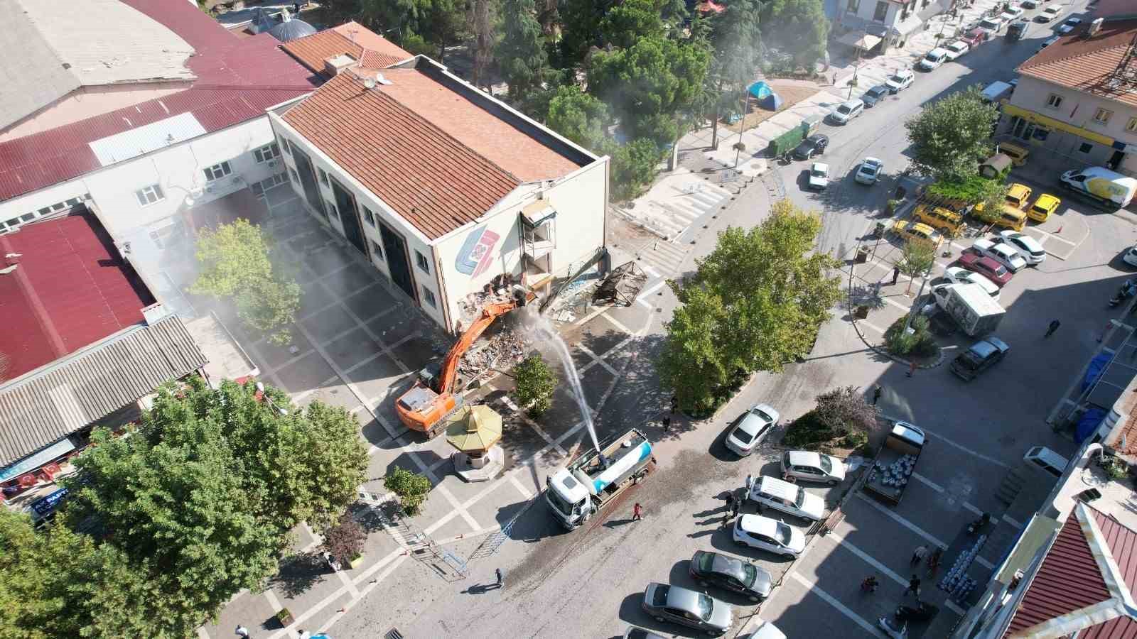 Sındırgı&rsquo;da depremde hasar alan otel yıkıldı
