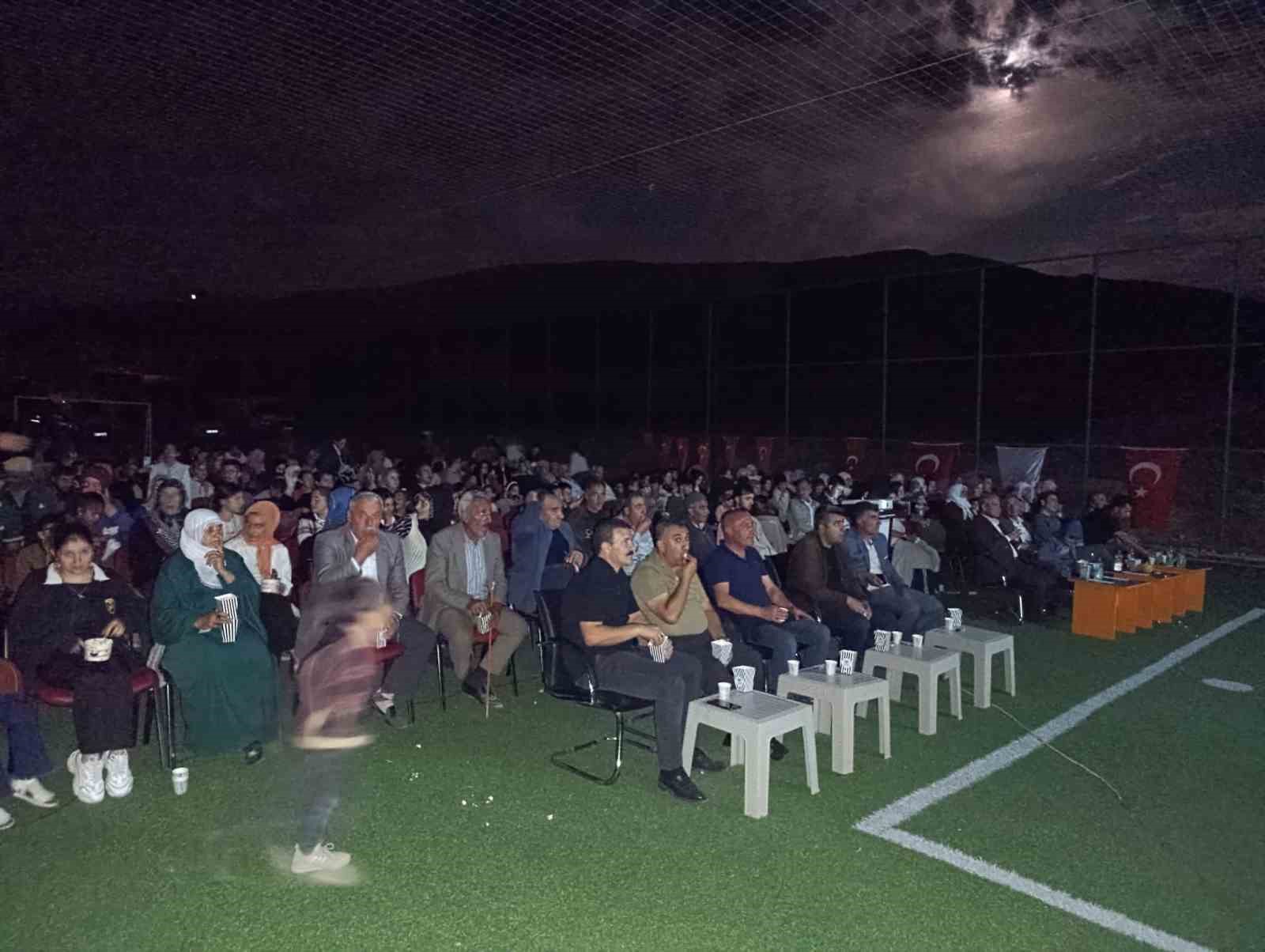 Tend&uuml;rek Dağı eteklerinde sinema keyfi
