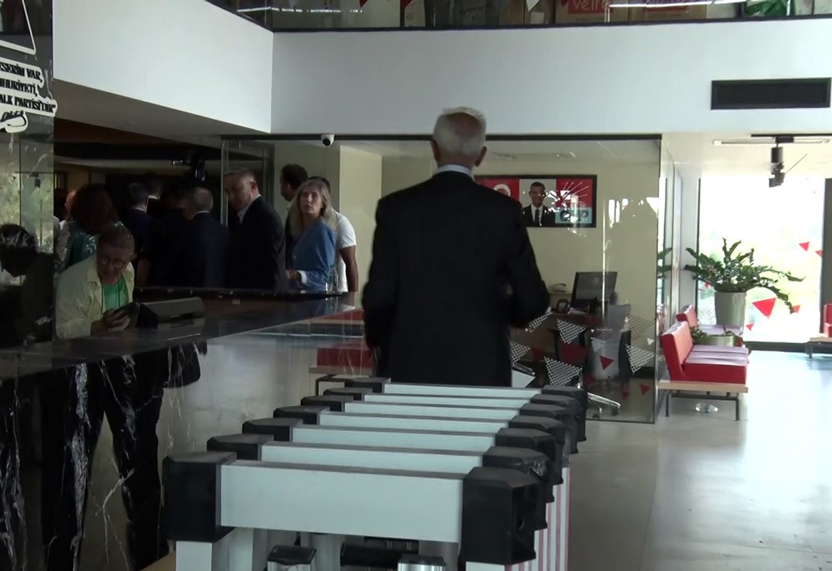 &Ouml;zg&uuml;r &Ouml;zel ve DEM Parti heyeti CHP&rsquo;nin Sarıyer&rsquo;deki binasına geldi
