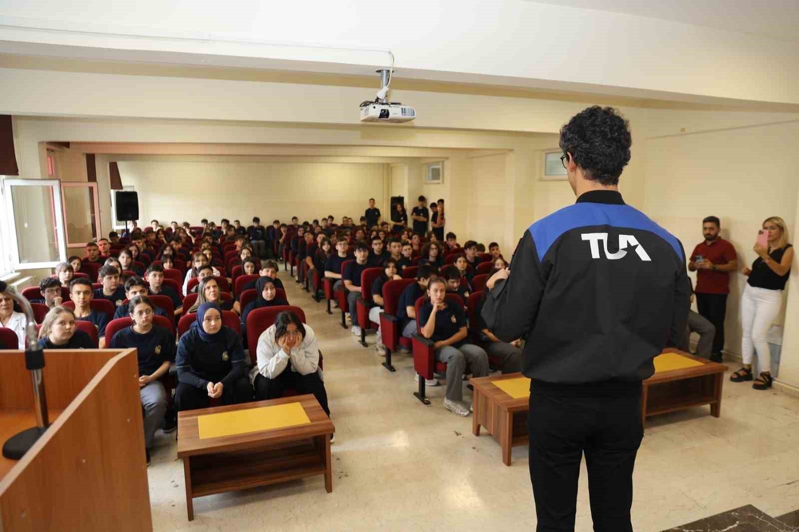 Astronot Atasever, &ouml;ğrencilere deneyimlerinden bahsetti
